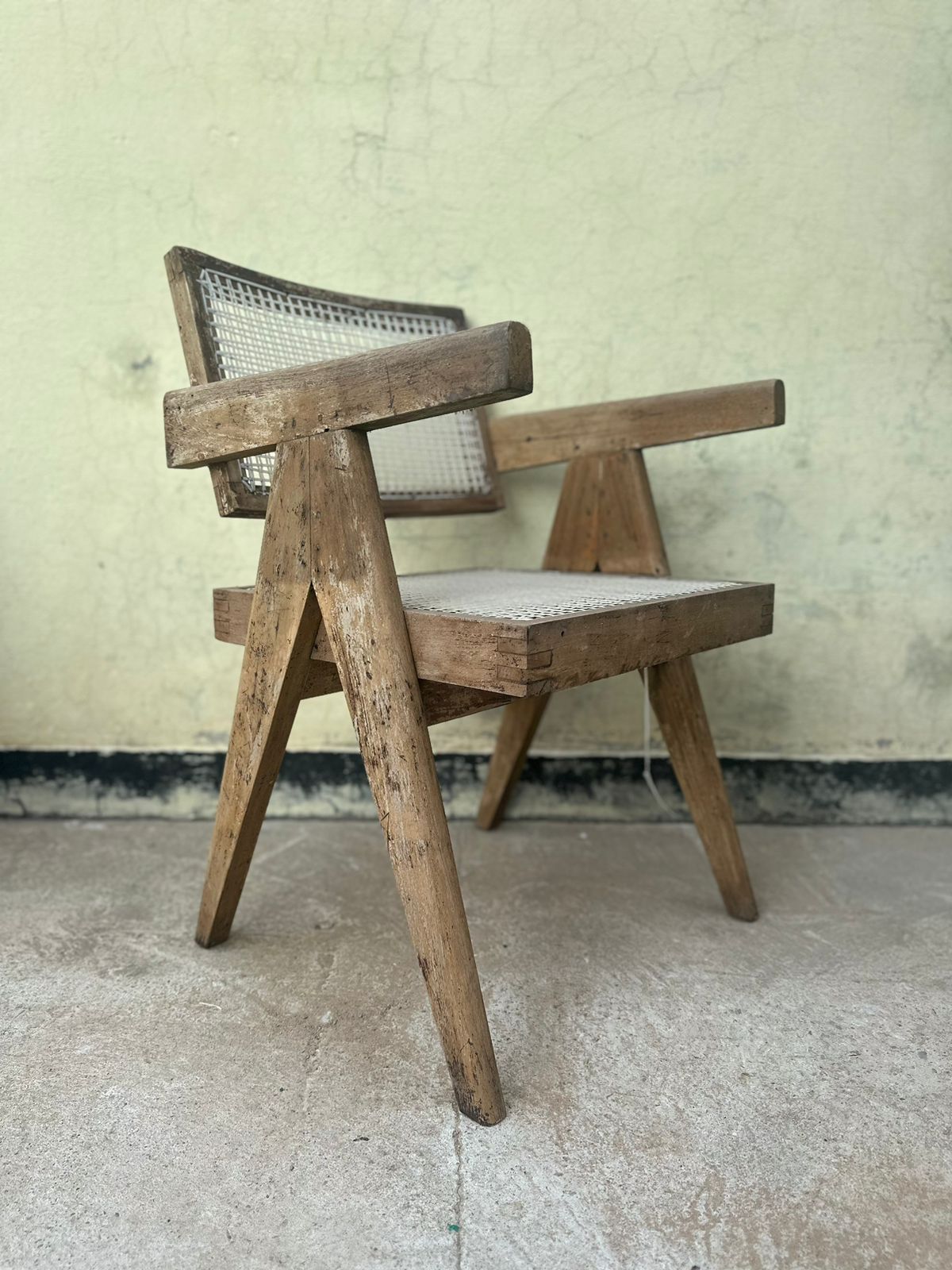 Floating back chair