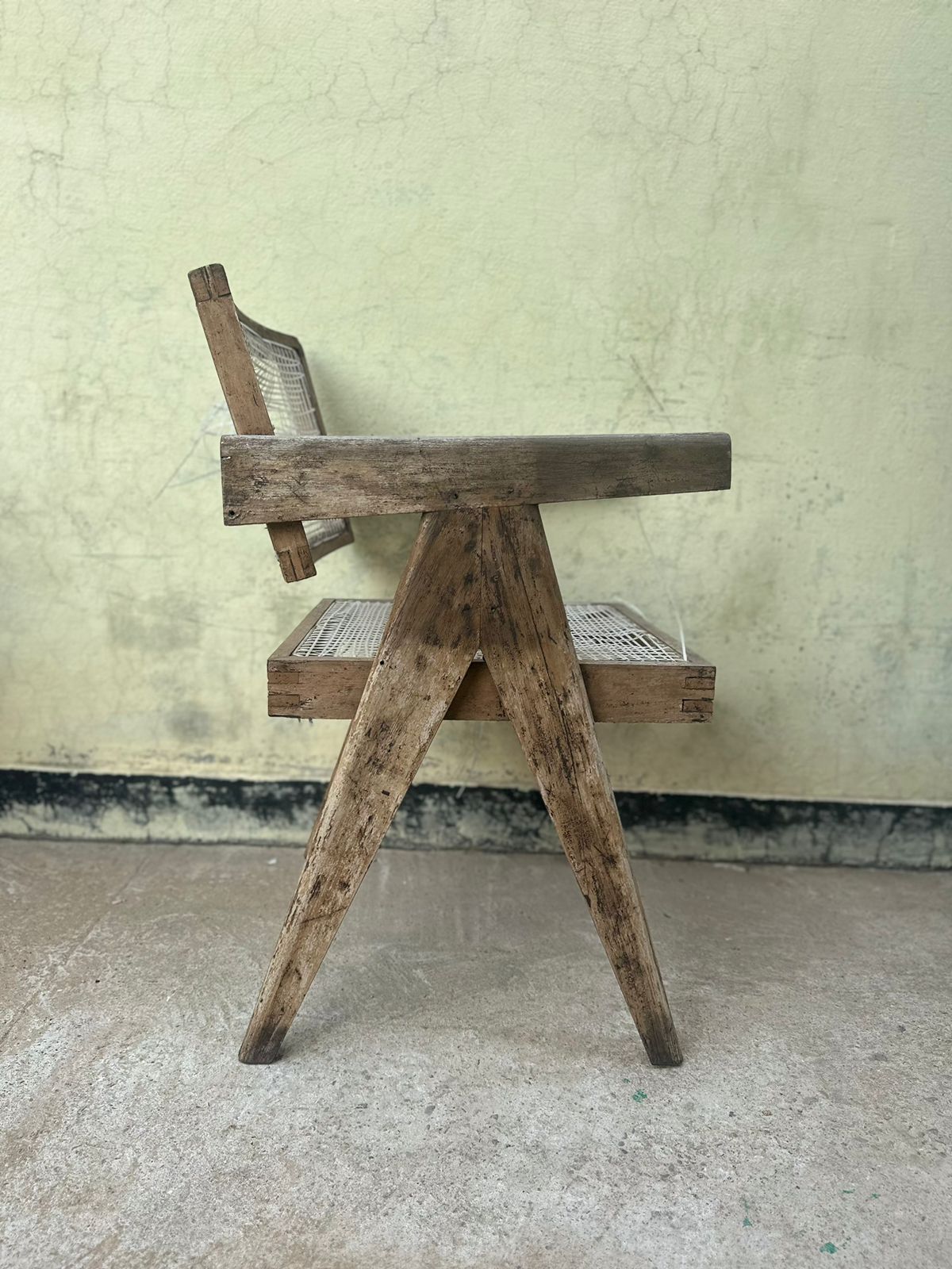 Floating back chair
