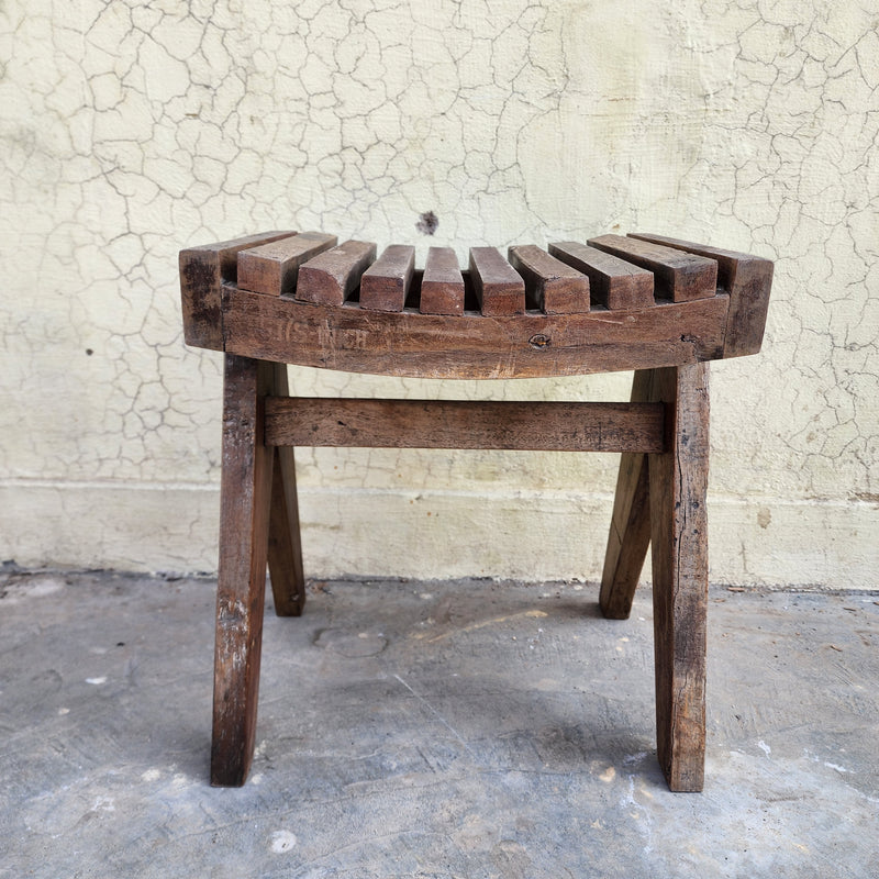 Low V-leg Slatted stool