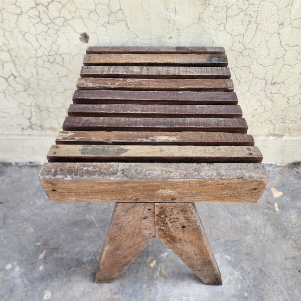 Low V-leg Slatted stool