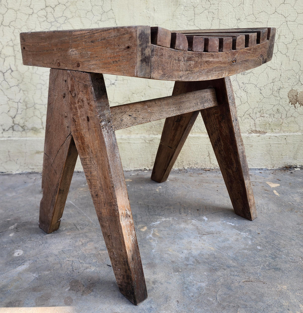 Low V-leg Slatted stool