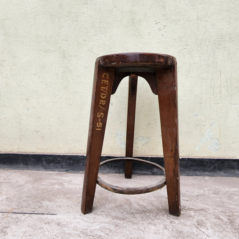 Wooden stool with round ring